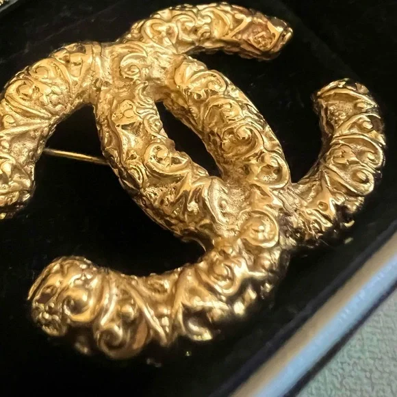 Chanel 24k gold plated hardware Lava CC brooch - Picture 2 of 5